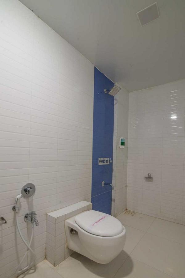 Hotel Satkar Surat Exterior foto