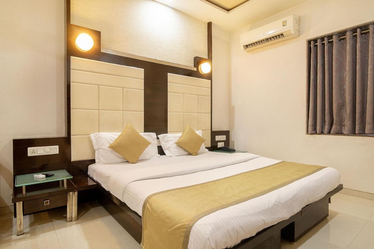 Hotel Satkar Surat Exterior foto