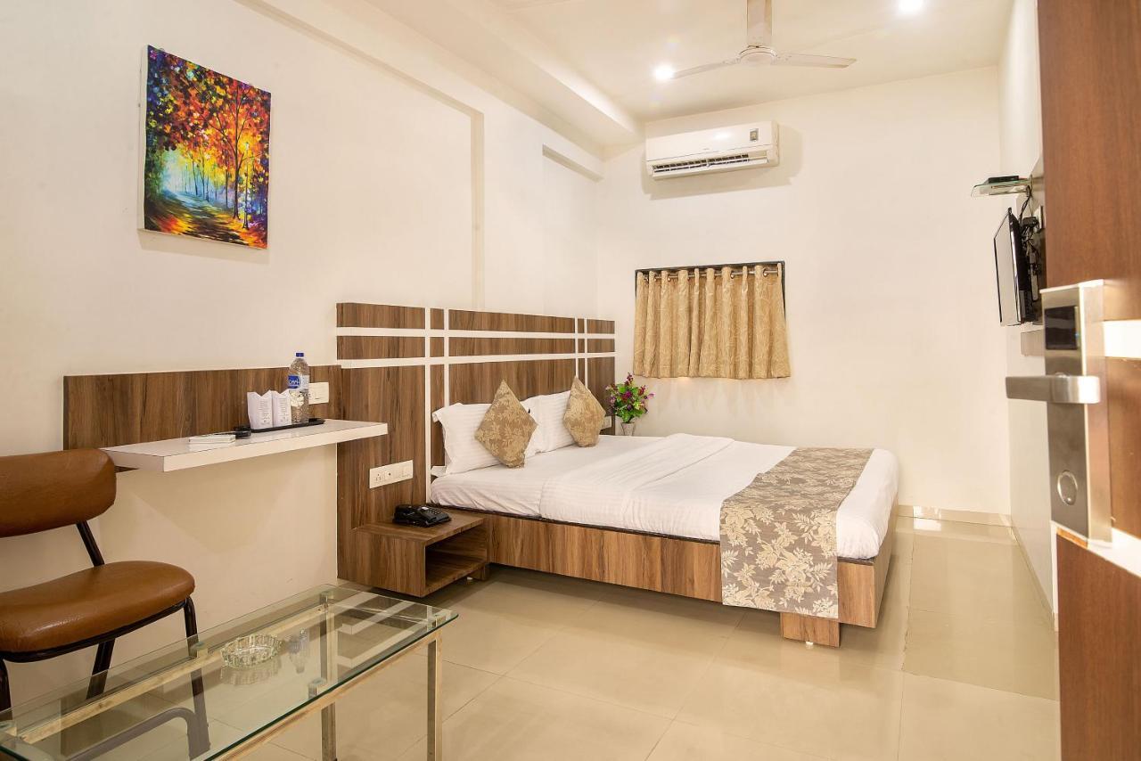 Hotel Satkar Surat Exterior foto