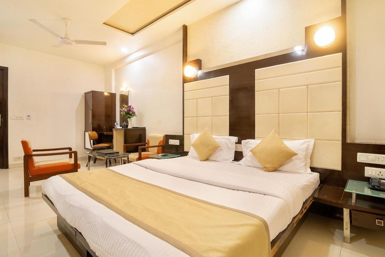 Hotel Satkar Surat Exterior foto