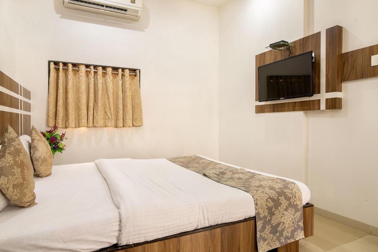 Hotel Satkar Surat Exterior foto